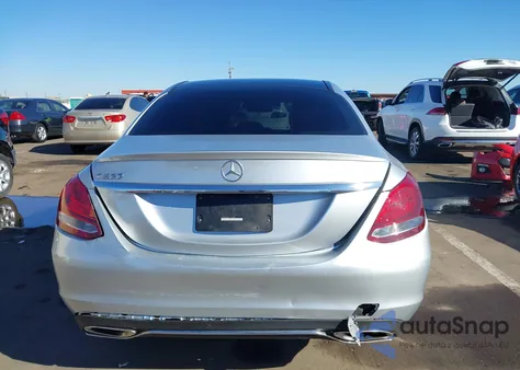 2016 Mercedes-Benz C 300 z USA, uszkodzony, nr VIN 55SWF4JB1GU170085